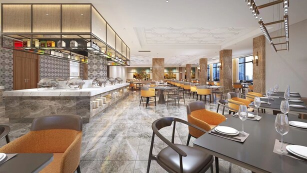 Un restaurante moderno con barra de mármol, sillas con cojines amarillos y un amplio salón comedor con mesas y sillas.