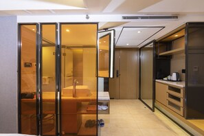 Business Double or Twin Room | Bathroom | Rainfall showerhead, free toiletries, hair dryer, slippers - Orange Tree International Hotel  (Guangzhou)