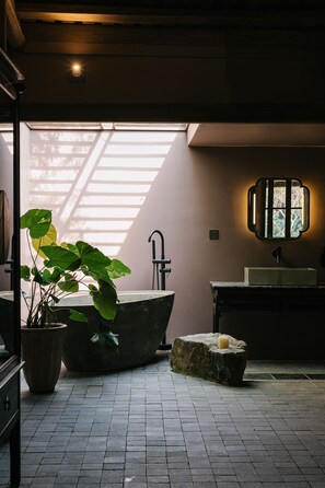 Chambre Double Deluxe | Baignoire relaxante profonde