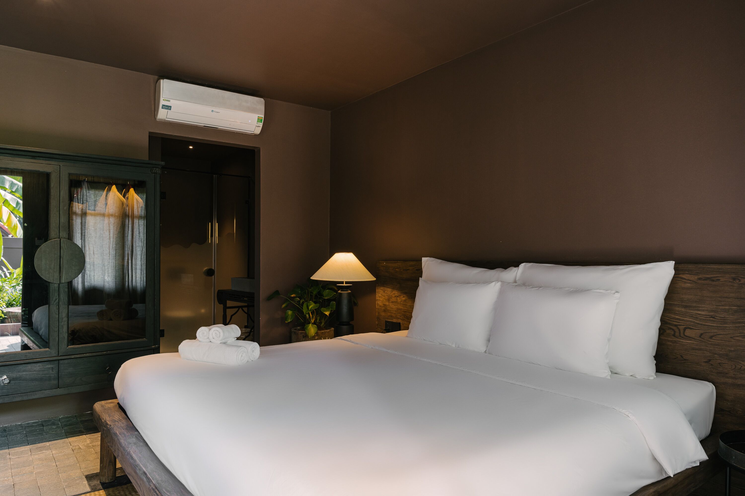 Habitación estándar doble | Colchones con acolchado adicional y tabla de planchar con plancha