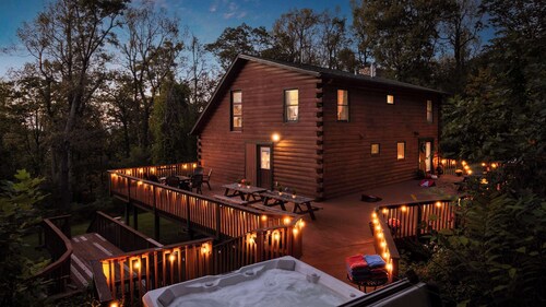 The Trillium Cabin | Hot Tub, Views & Game Room