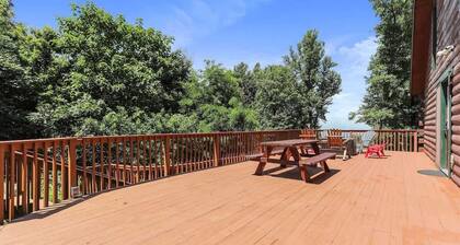 The Trillium Cabin | Hot Tub, Games, Views, & More