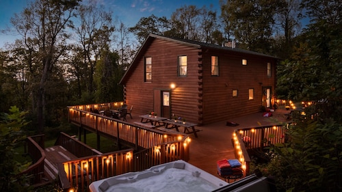 The Trillium Cabin | Modern Log Retreat with Hot Tub, Game Room & Mountain Views