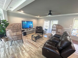 Smart TV, video games, stereo - Lake Life Awaits-Relax with Scenic Views! Walk to Lake, Playground, & Boat Ramp! (Macon)