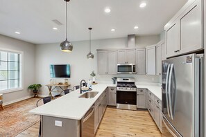 Fridge, oven, stovetop, dishwasher