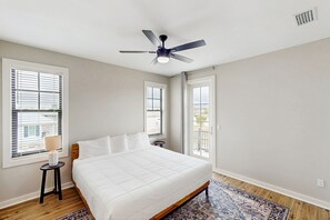 3 slaapkamers, een strijkplank/strijkijzer, internet, beddengoed