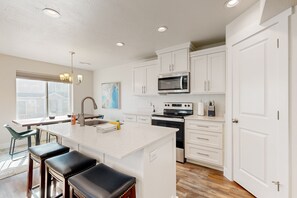 Fridge, microwave, oven, stovetop - Mountain-view townhouse near skiing with patio, grill, pickleball courts & W/D (Garden City)