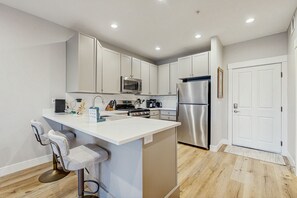 Een koelkast, een microgolfoven, een oven, een kookplaat