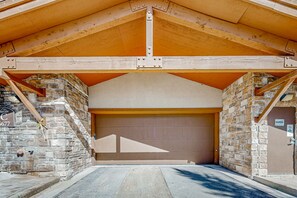 Property grounds - Mountain retreat with fireplace, hot tub, pool, & fitness room (Park City)