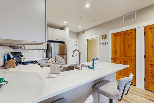 Fridge, microwave, oven, stovetop - Mountain retreat with fireplace, hot tub, pool, & fitness room (Park City)