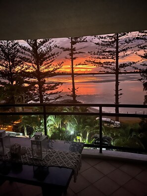 Outdoor dining - Seas the Day - Ocean View with Spa (Golden Beach)