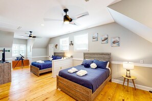 5 bedrooms, WiFi, bed sheets - Lakefront home with private dock, kayaks, beach, badminton, firepit, & deck (Mineral)