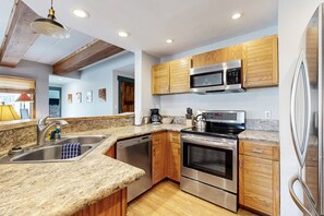 Kylskåp, mikrovågsugn, ugn och spishäll