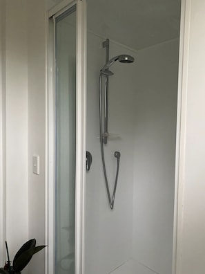 Shower, hair dryer, towels, soap - The Tūī Nest (Wellington)
