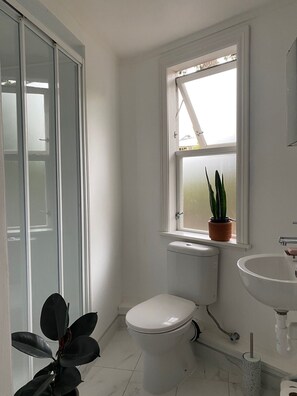 Douche, sèche-cheveux, serviettes fournies, savon