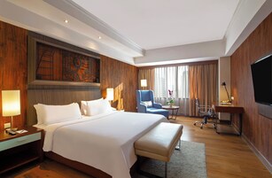 Kamar Premium | Meja kerja, ruang kerja ramah laptop, dan kedap suara