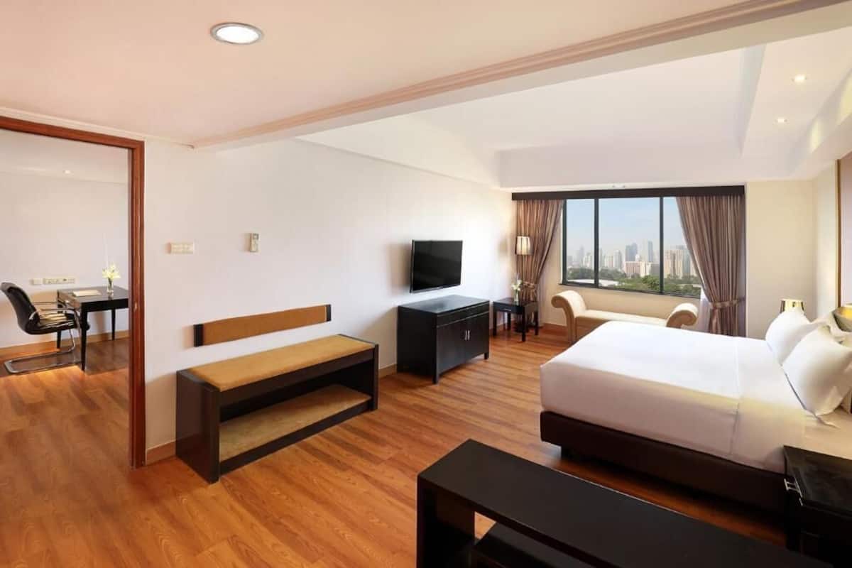 Executive Suite, City View | 1 bedroom, desk, laptop workspace, soundproofing