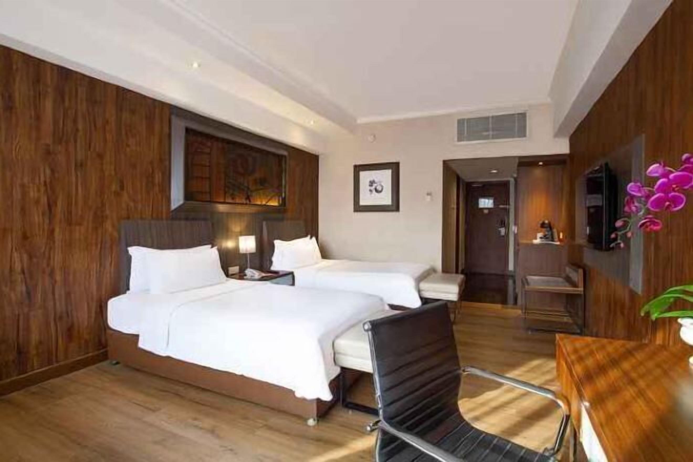 Työpöytä, kannettavalle tietokoneelle sopiva työtila, äänieristys