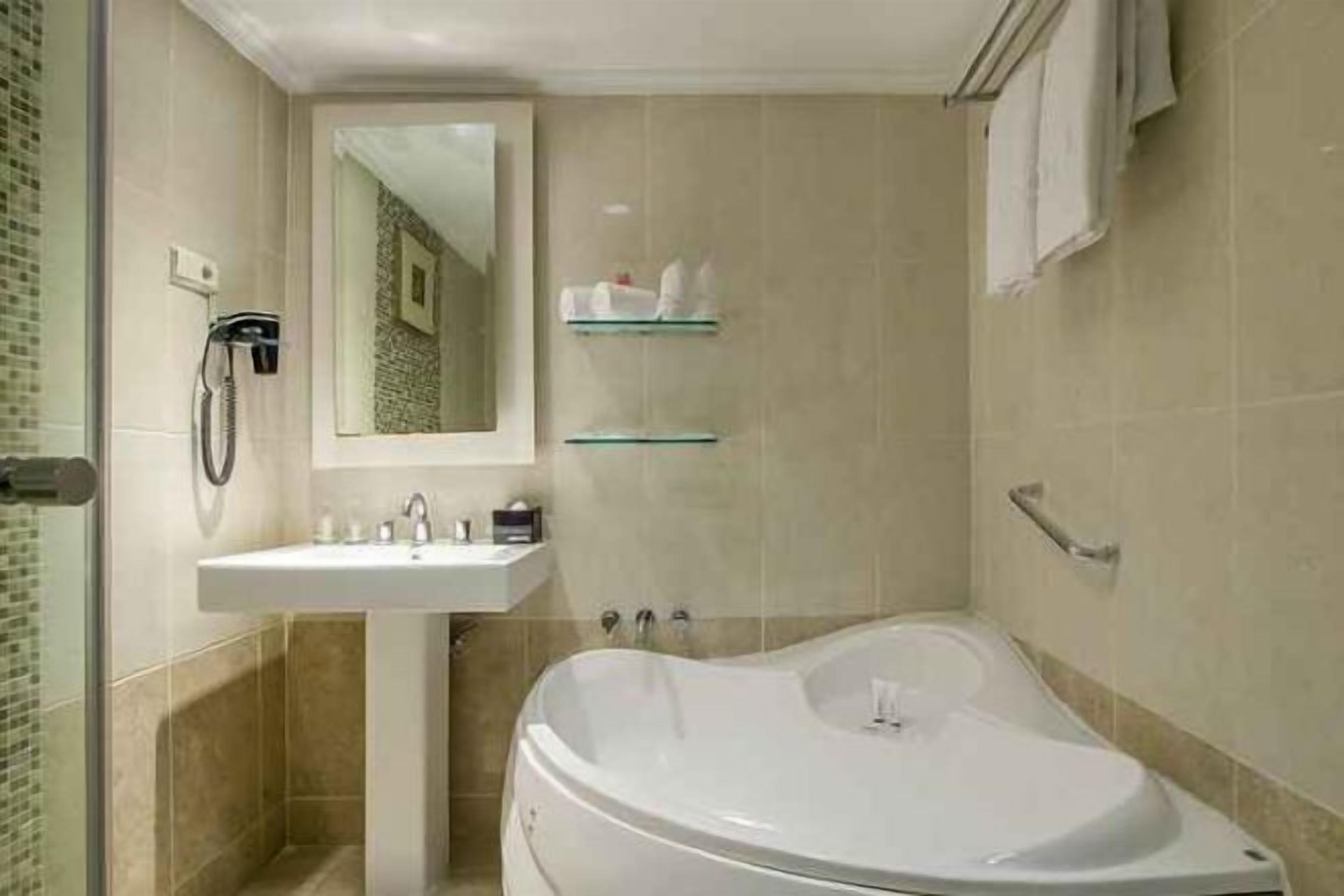 Bathroom | Free toiletries, hair dryer, bathrobes, slippers