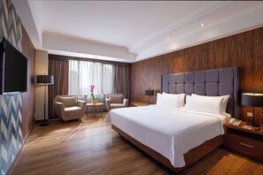 Suite junior, vistas a la ciudad | Escritorio y espacio para trabajar con un portátil