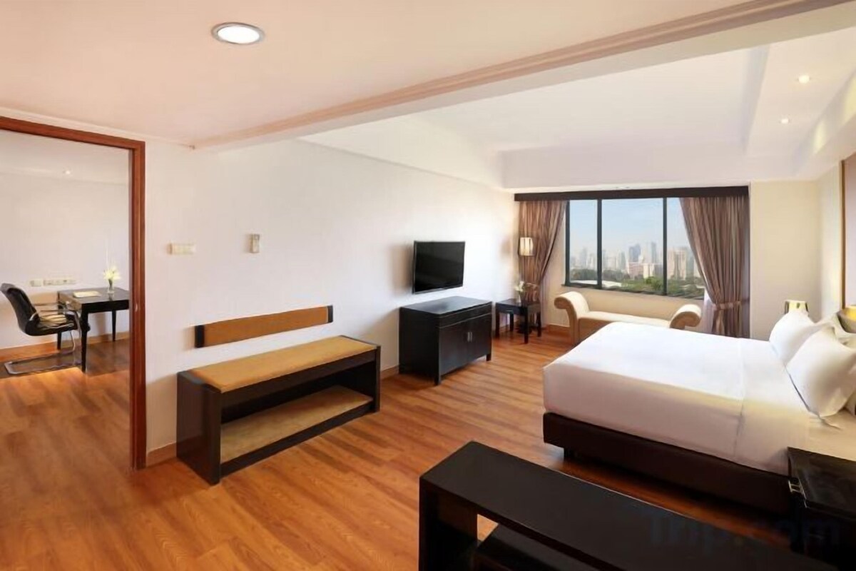 Desk, laptop workspace, soundproofing, free cots/infant beds