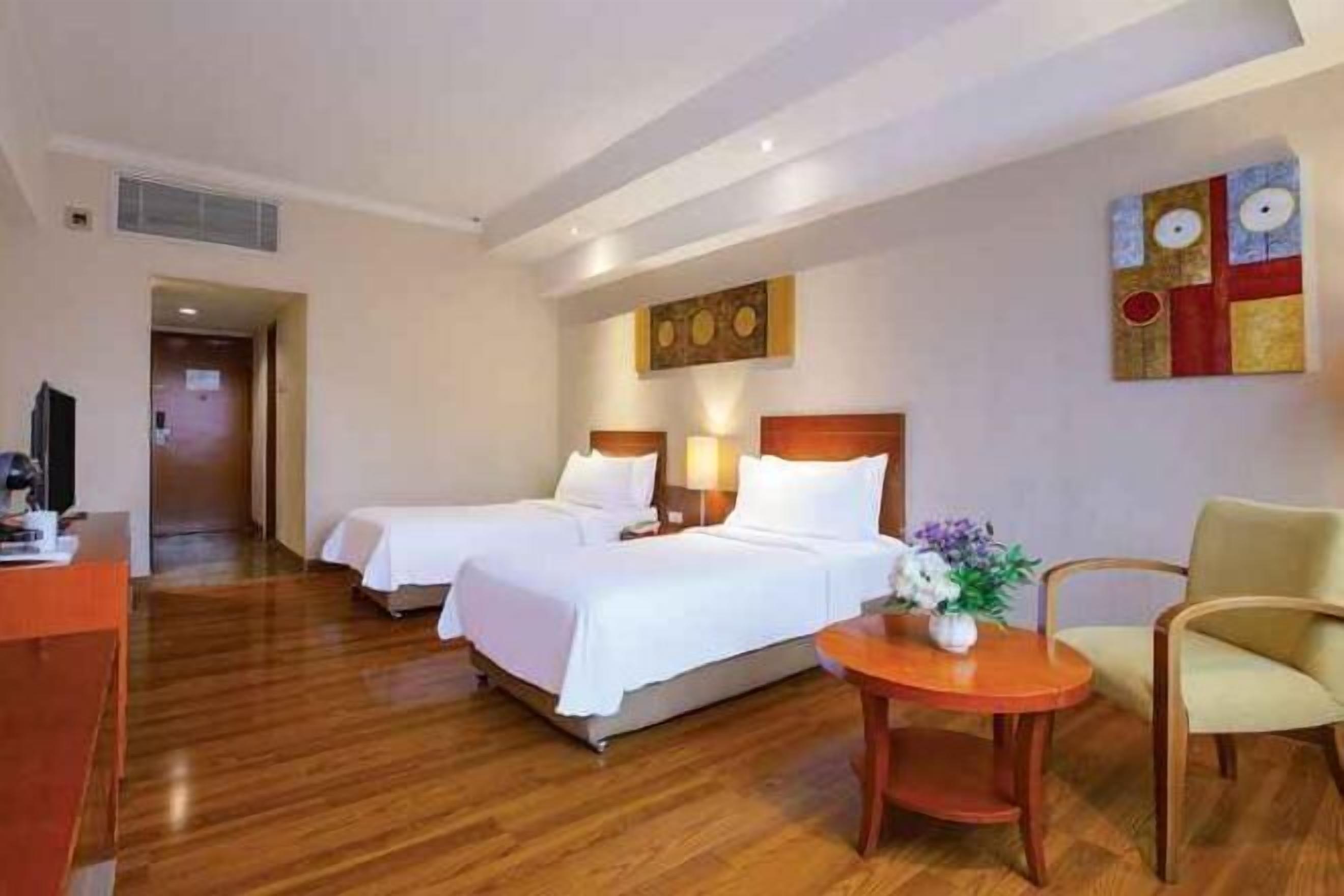 Desk, laptop workspace, soundproofing, free cribs/infant beds