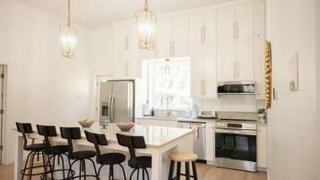 Kjøleskap, mikrobølgeovn, ovn og kokeplater