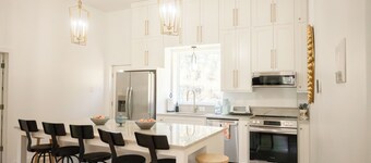 The Peach Cottage near Horsehead Lake, University, Wedding Venues, Ozark Mtns!