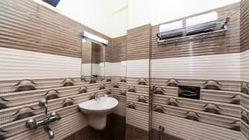 Classic Double or Twin Room | Bathroom | Free toiletries, towels