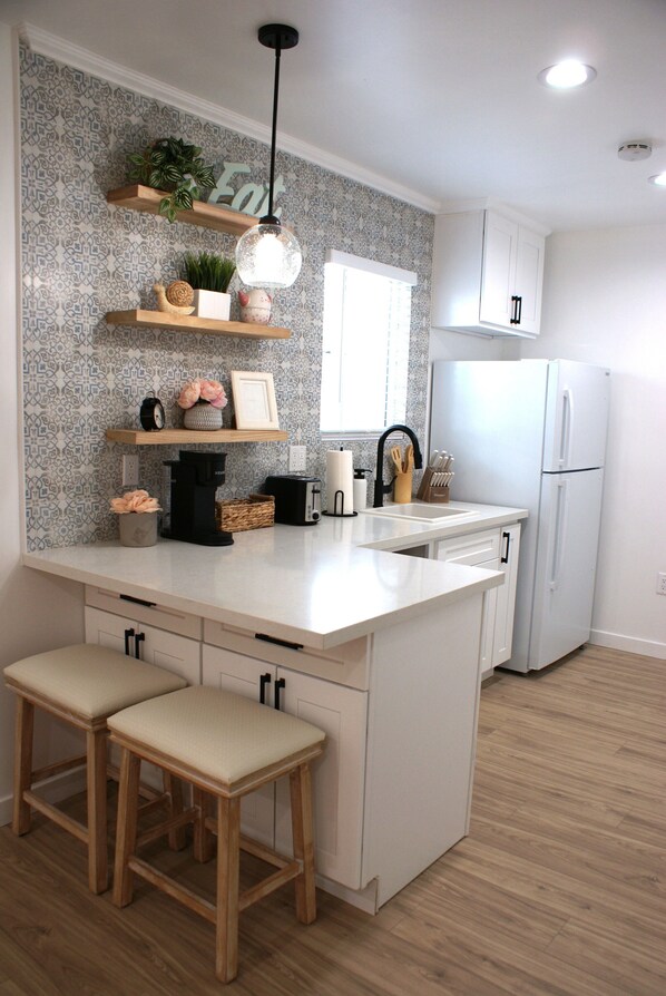 Fridge, microwave - Cozy Reseda Studio Near Hospitals (Los Angeles)