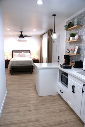 Iron/ironing board, WiFi, bed sheets - Cozy Reseda Studio Near Hospitals (Los Angeles)