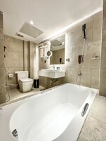 Bañera con ducha, bañera con aguas termales