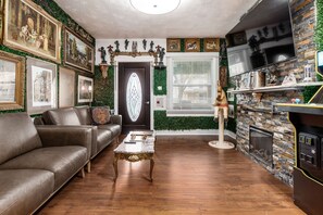 Smart-TV, Kamin, Videospiele, Tischtennisplatte