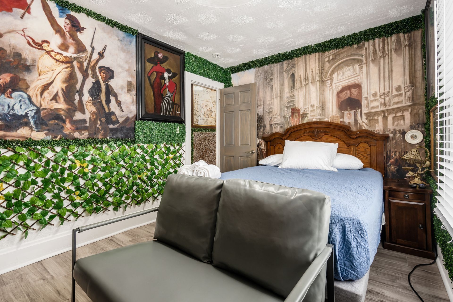 3 多间卧室、办公桌、免费 WiFi、床单