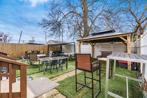 Outdoor dining - French Court Barcade: OSU home in Weinland Park/Short North (Columbus)