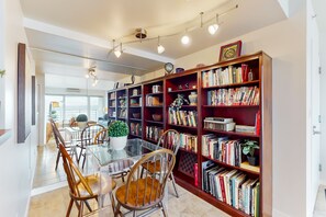 Dining - Luxe condo overlooking Elliott Bay & Olympic Mountains with pool, hot tub, gym (Seattle)