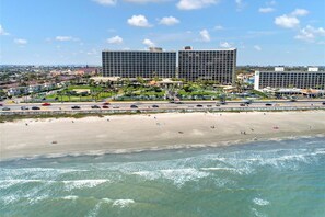 On the beach - Gulf-front studio with incredible view, pools, tennis, pickleball & beach access (Galveston)