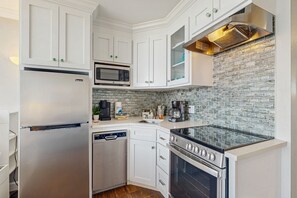 Frigorífico, microondas, horno y placa de cocina