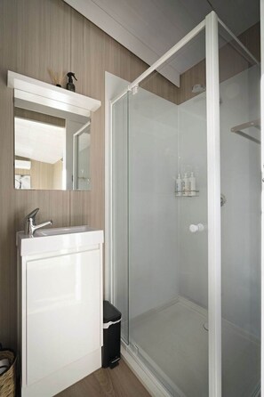 Shower, hair dryer, towels - Tiny Ironbark by Tiny Away (Glenreagh)