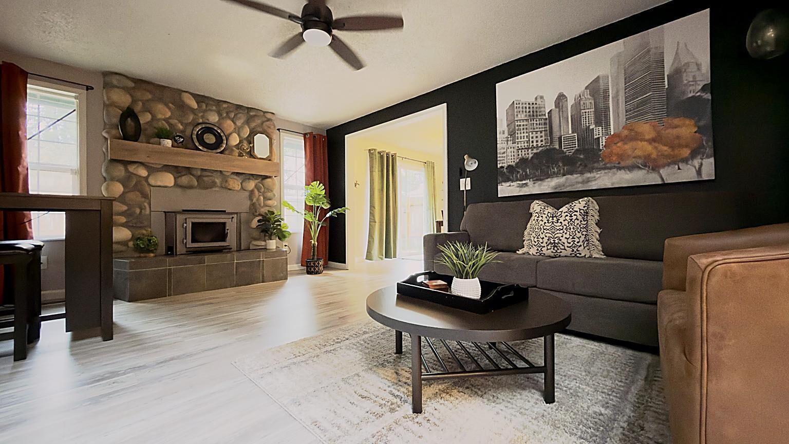 TV connectée, cheminée, espaces bureaux