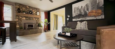 TV connectée, cheminée, espaces bureaux