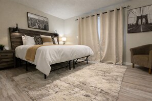 1 bedroom, desk, iron/ironing board, free WiFi - Spacious 4BR Lake Forest home with decks, yard & park (Olympia)