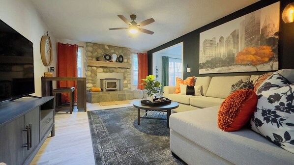 TV, offices - Jungle Adventure! 4 Bedroom (Olympia)