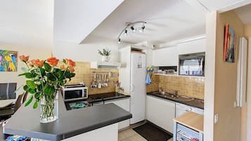 Een koelkast, een magnetron, een oven, een vaatwasser