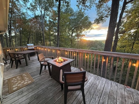 Outdoor dining. Shenandoah Twilight | Hot Tub & Golden Hour Mountain Views