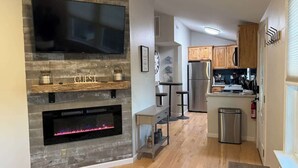 Una cocina moderna con armarios de madera, un refrigerador de acero inoxidable y un horno empotrado.