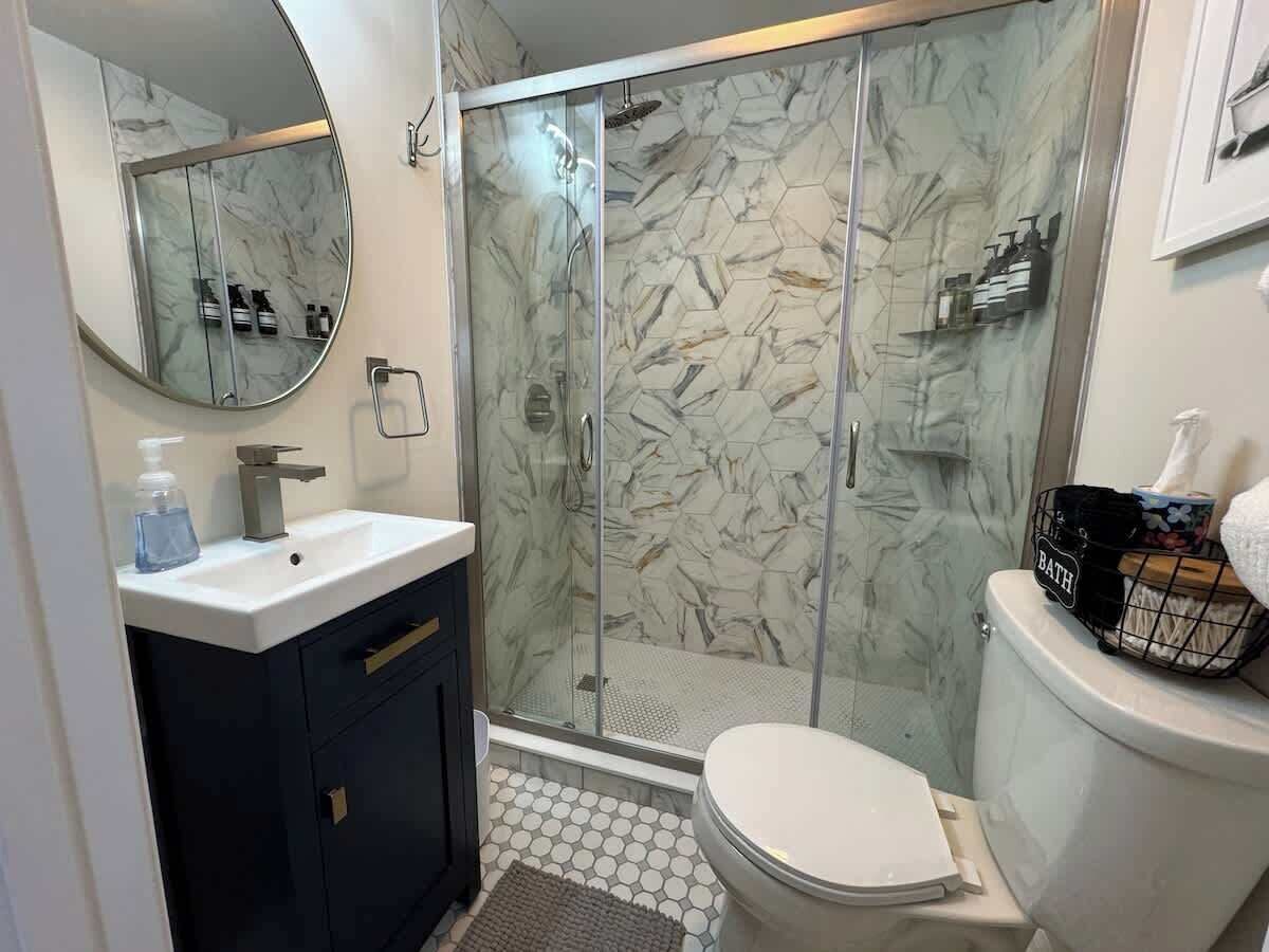 Shower, hair dryer, towels