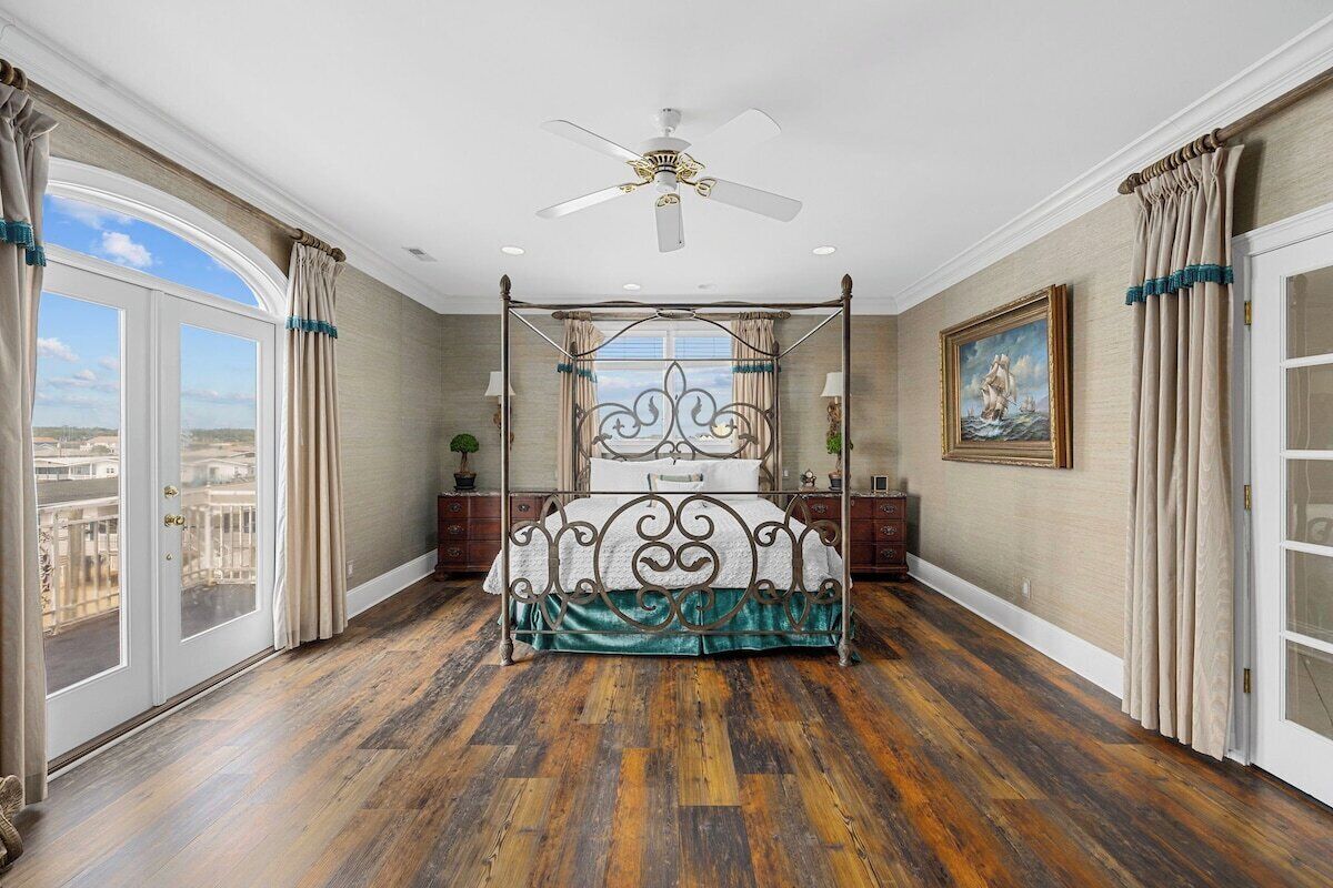 5 chambres, bureau, fer et planche à repasser, lit parapluie