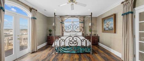 5 bedrooms, desk, iron/ironing board, travel cot