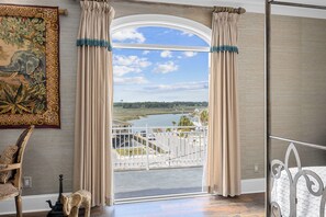 5 bedrooms, desk, iron/ironing board, travel crib